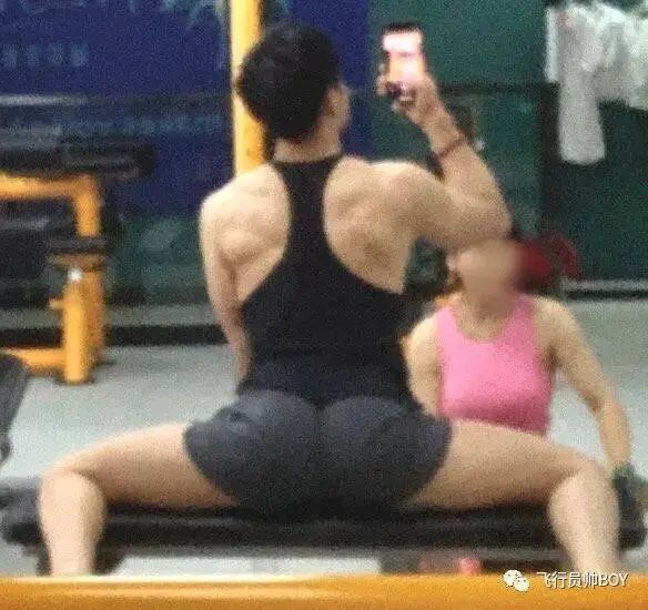 体操冠军张宏涛穿灰裤子照，你看过吗？