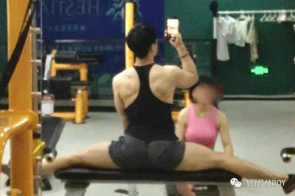 体操冠军张宏涛穿灰裤子照，你看过吗？