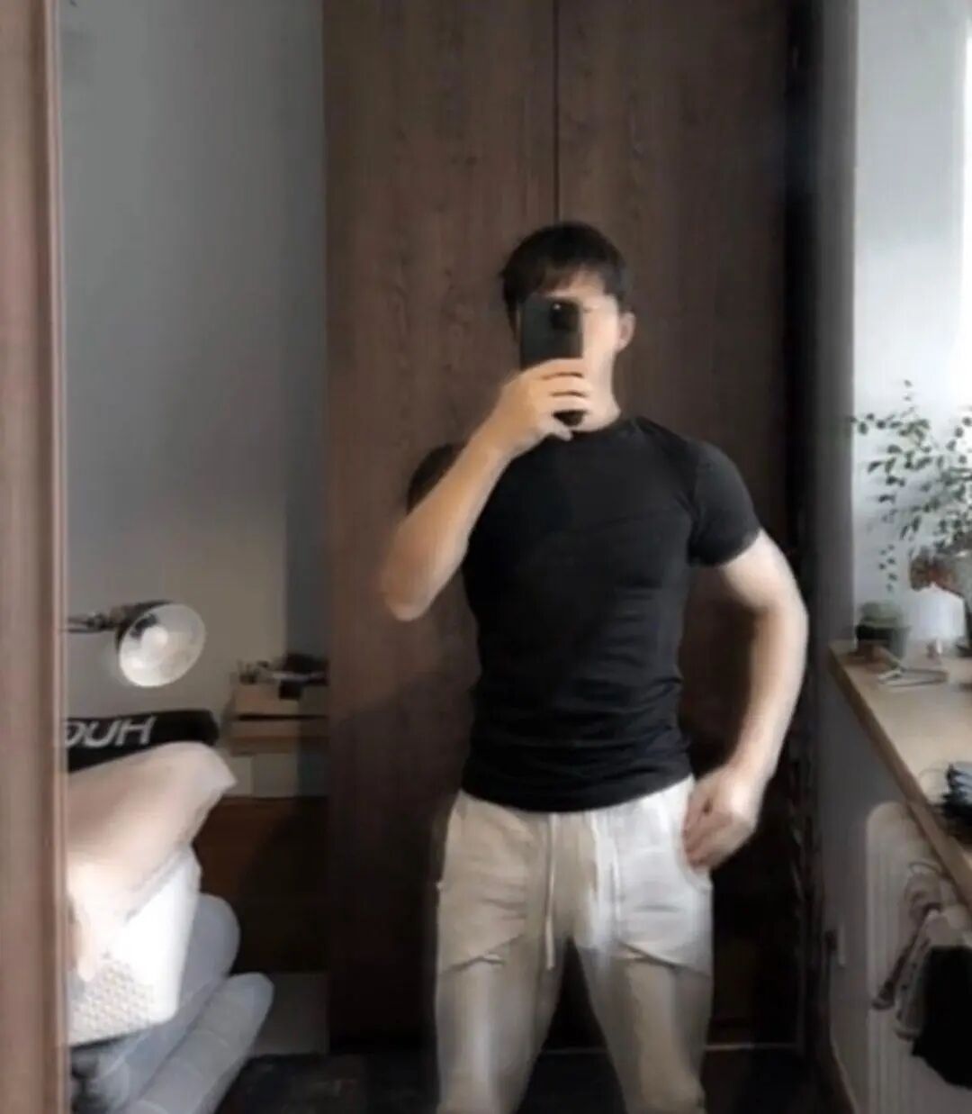 体操冠军张宏涛穿灰裤子照，你看过吗？