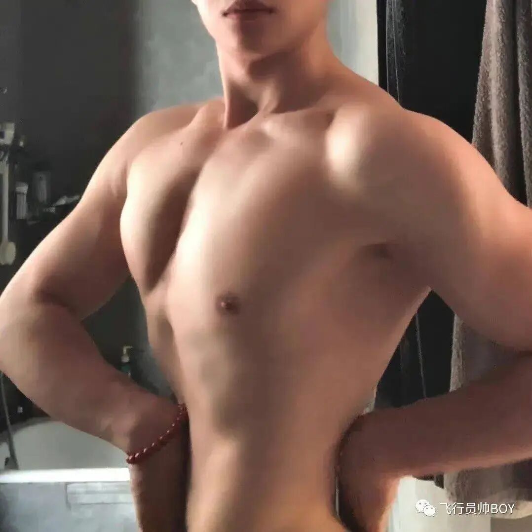 体操冠军张宏涛穿灰裤子照，你看过吗？