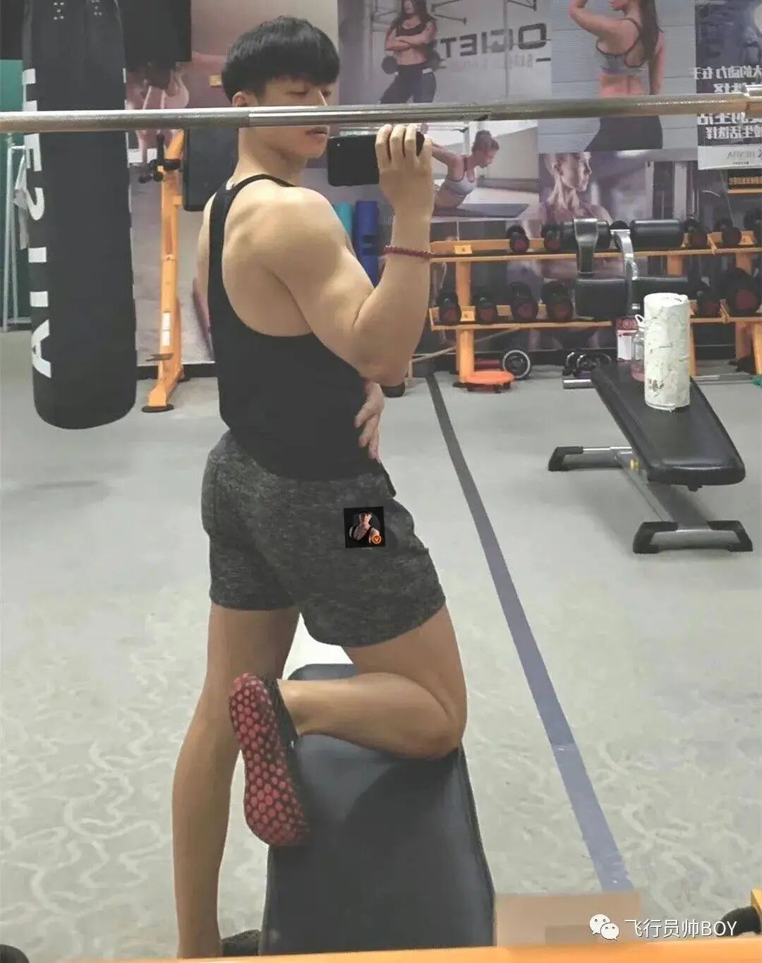 体操冠军张宏涛穿灰裤子照，你看过吗？