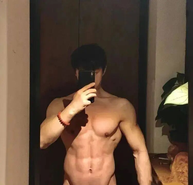 体操冠军张宏涛穿灰裤子照，你看过吗？