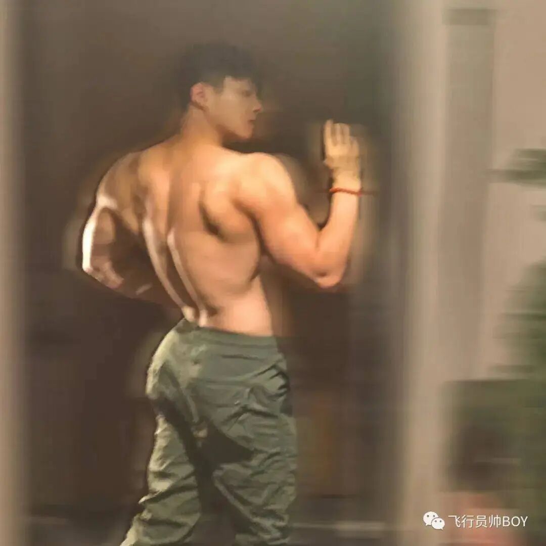 体操冠军张宏涛穿灰裤子照，你看过吗？