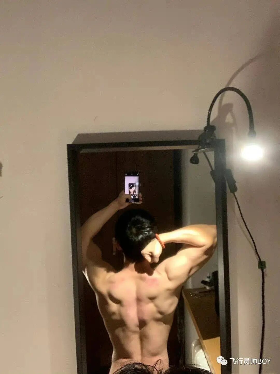 体操冠军张宏涛穿灰裤子照，你看过吗？