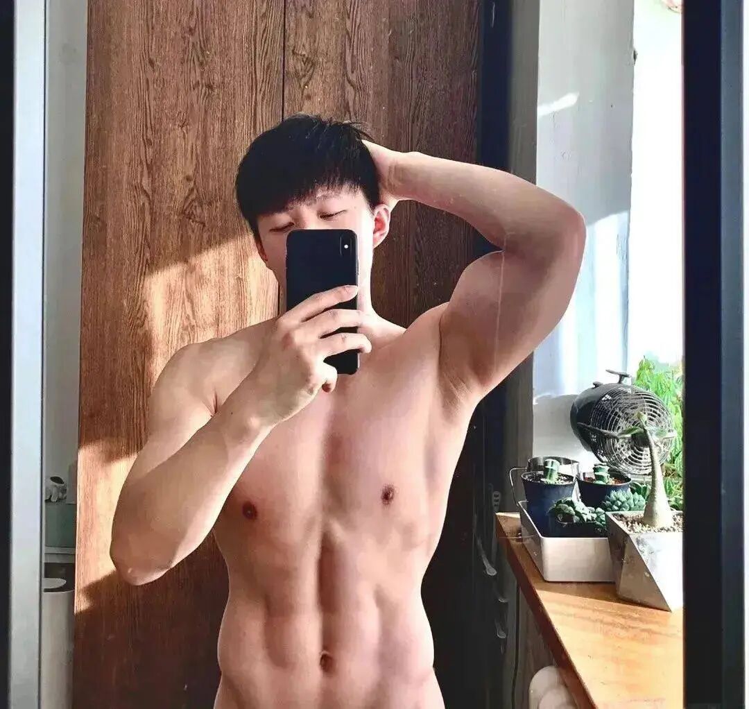 体操冠军张宏涛穿灰裤子照，你看过吗？