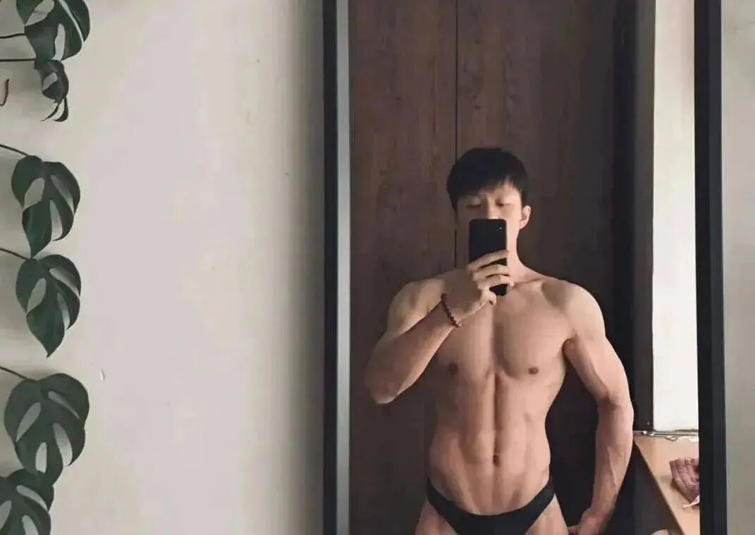 体操冠军张宏涛穿灰裤子照，你看过吗？