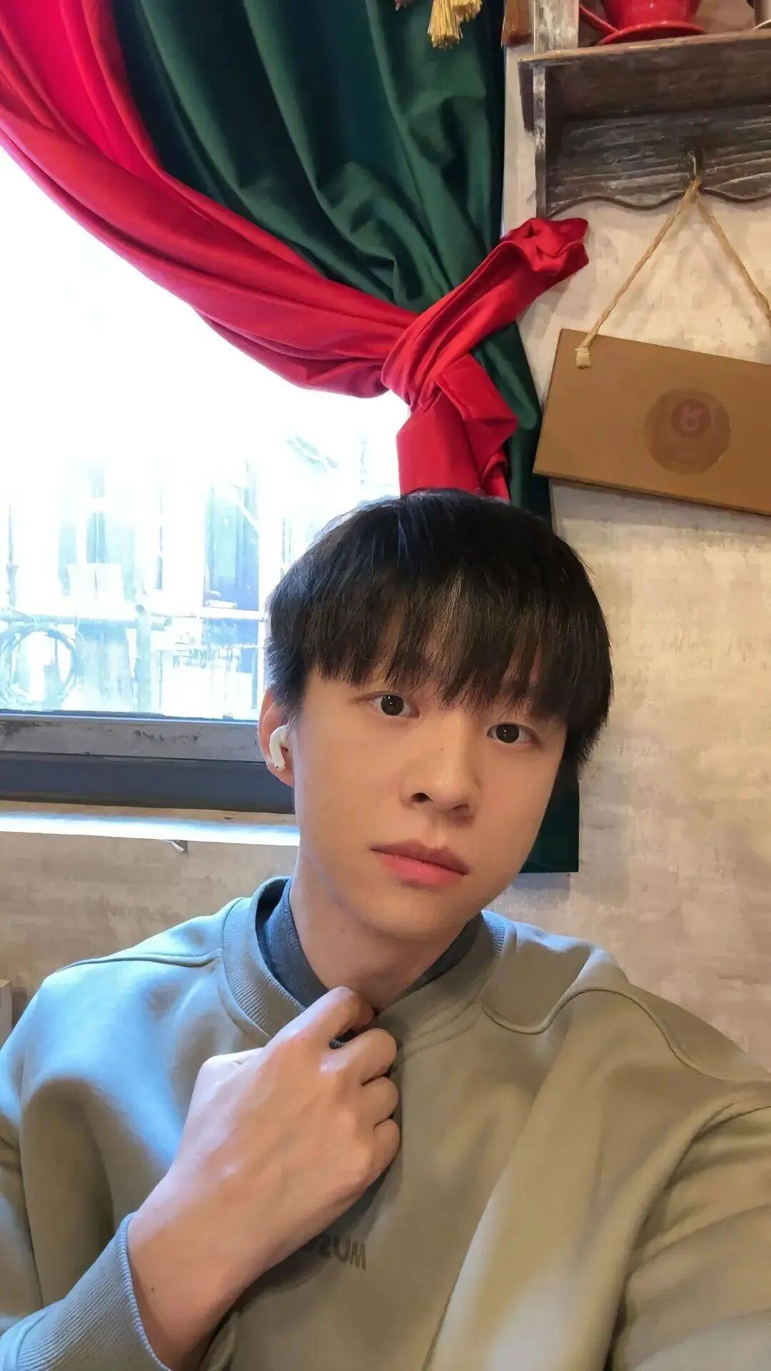 体操冠军张宏涛穿灰裤子照，你看过吗？