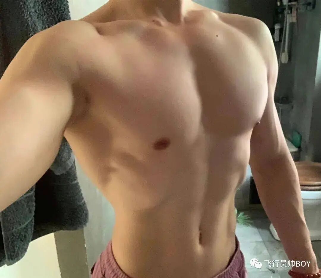 体操冠军张宏涛穿灰裤子照，你看过吗？