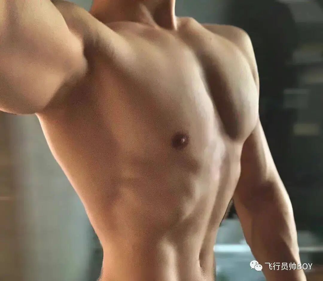 体操冠军张宏涛穿灰裤子照，你看过吗？