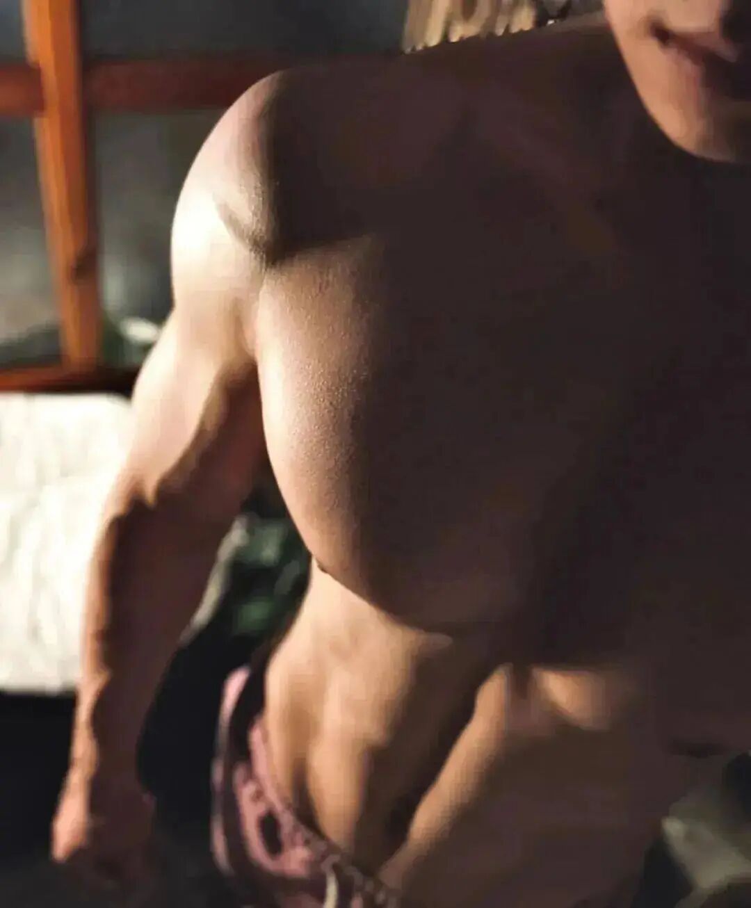 体操冠军张宏涛穿灰裤子照，你看过吗？