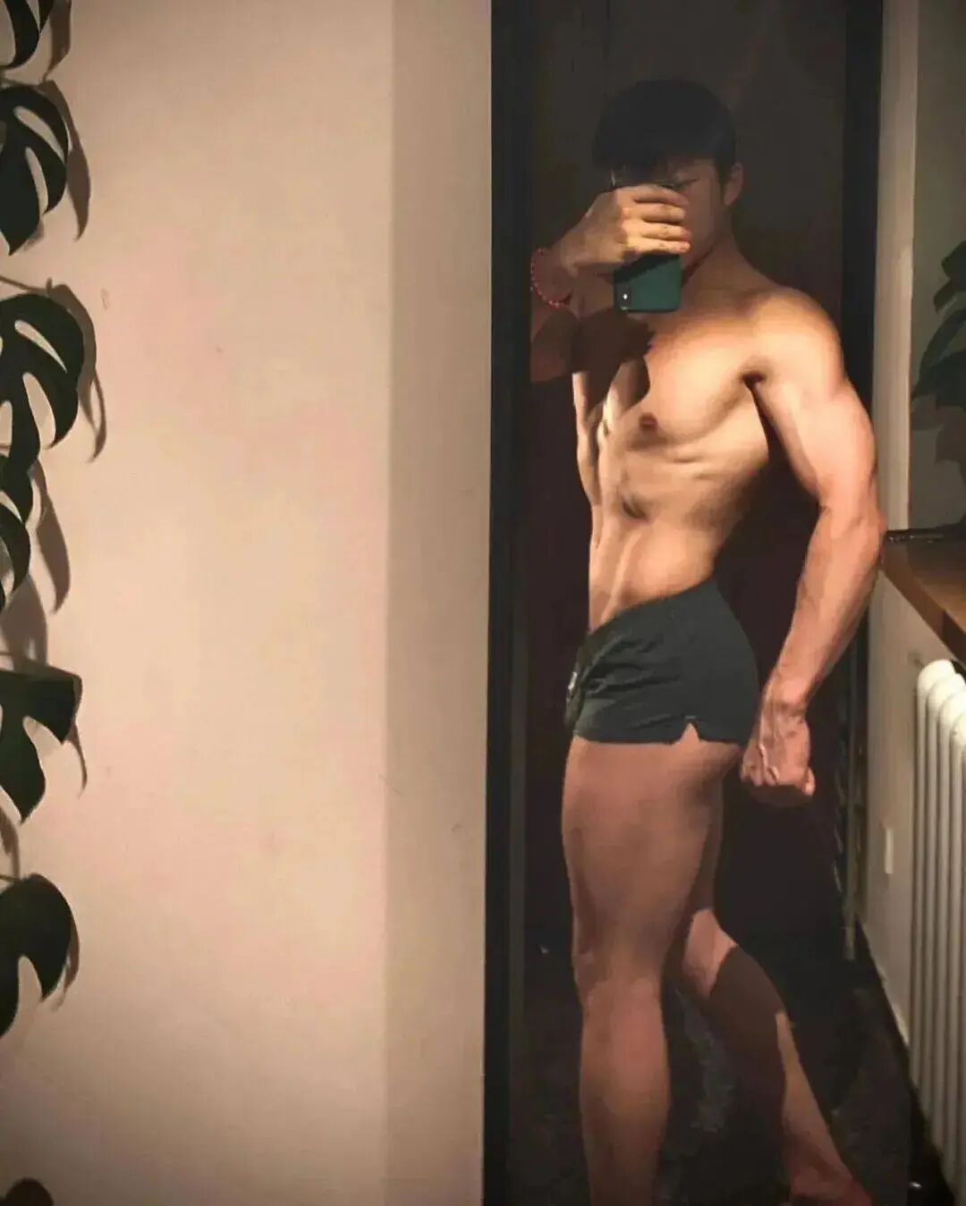 体操冠军张宏涛穿灰裤子照，你看过吗？