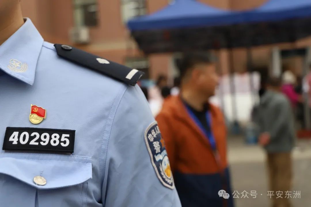 高考生排队与警号985211民警合影