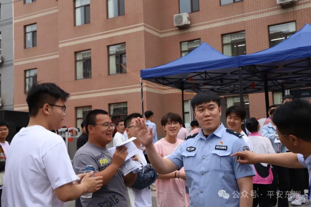 高考生排队与警号985211民警合影