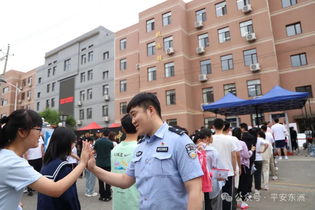 高考生排队与警号985211民警合影