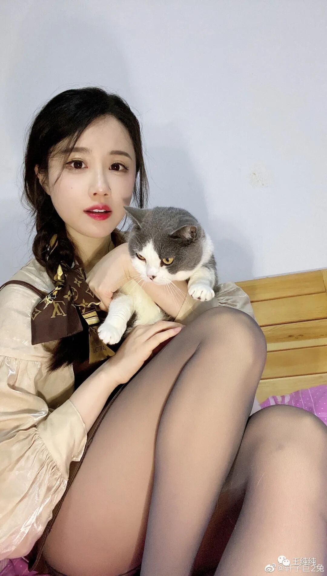 轩子巨2兔晒嘿丝美照疑似回归？粉丝狂喜：没见过这么会穿的网红