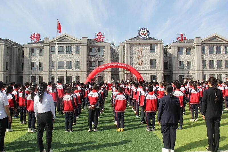 02-穆岳小学全体师生参加.jpg