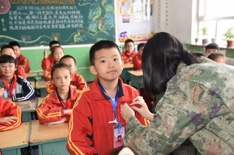 03-民兵班队员为学生佩戴班徽胸针（2）.JPG