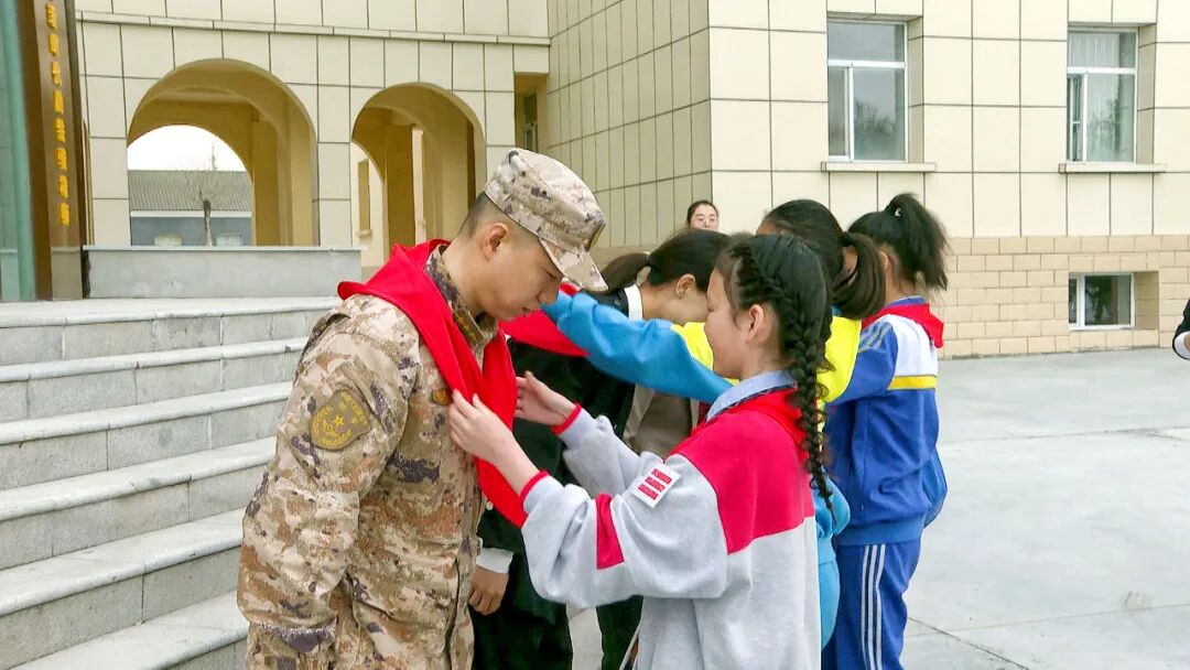 乌苏市第六中学学生孙逸菲说:"通过参观军营活动,让我对解放军叔叔们
