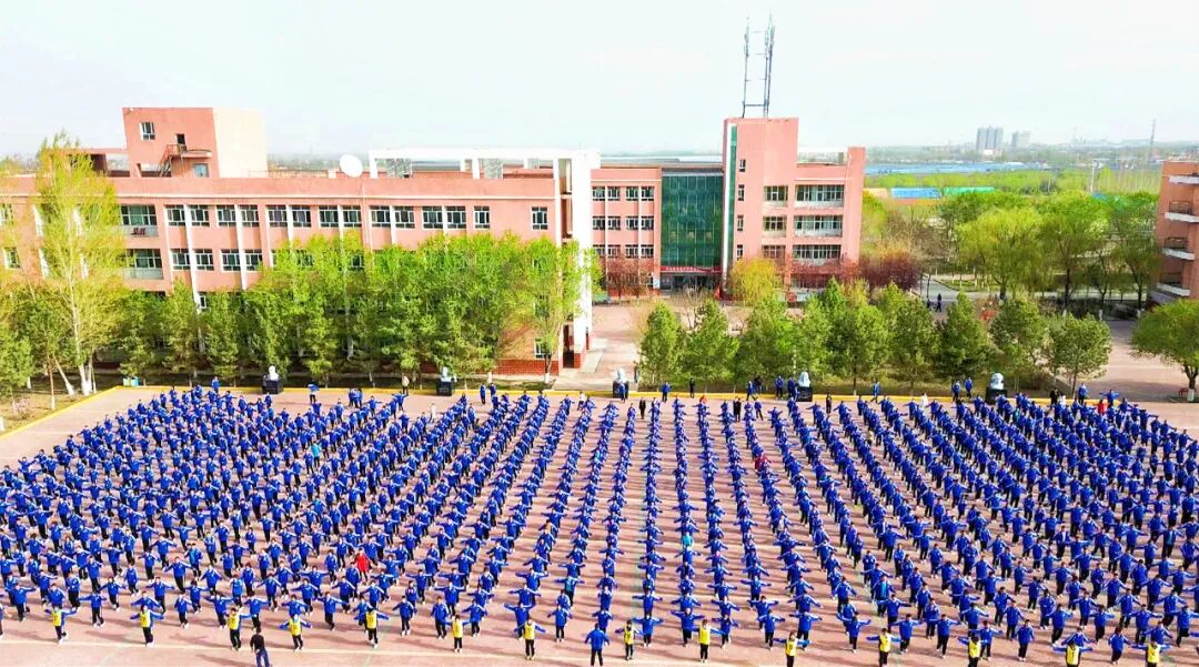 乌苏市第一中学党委委员,副校长王将军说:"在今后的教育教学工作中