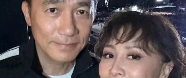 刘嘉玲和老公梁朝伟去看coldplay演唱会,59岁状态好年轻!