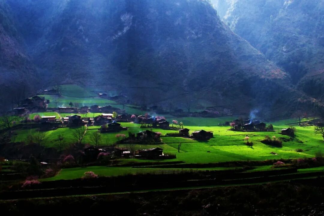 08那恰洛峡谷位于云南与西藏的边界,始于贡山县丙中洛镇秋那桶村,是