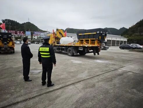 执法人员检查抗凝保畅机械设备