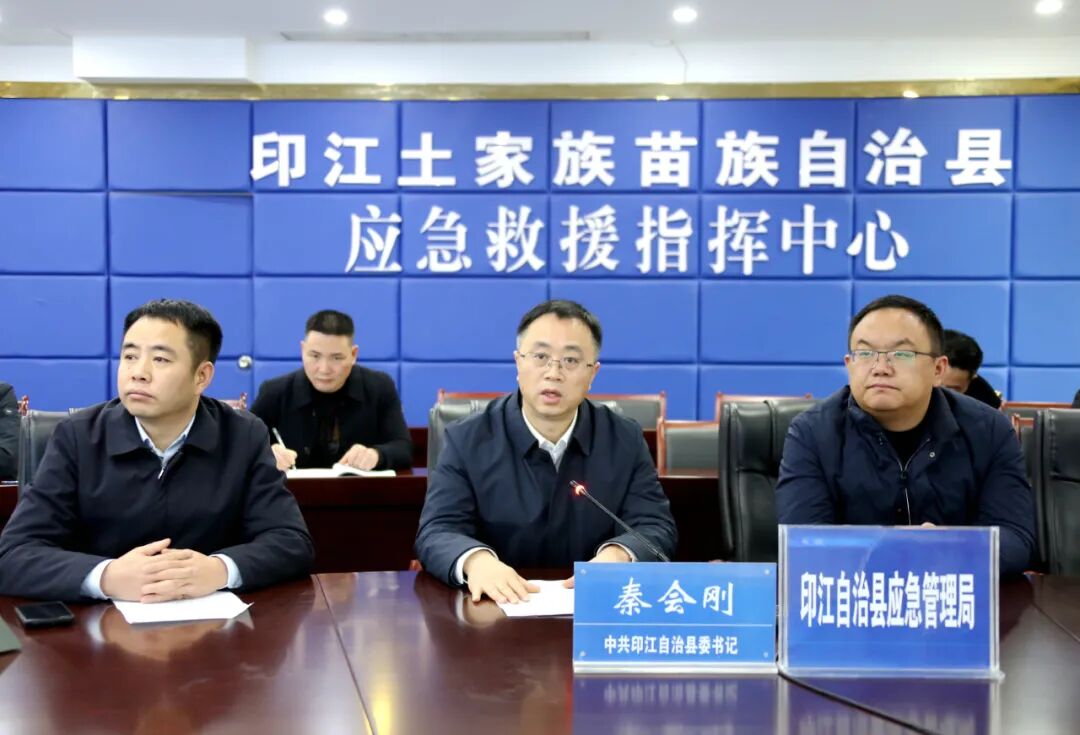 在龙津街道罗家院烟花爆竹零售店,秦会刚详细询问安