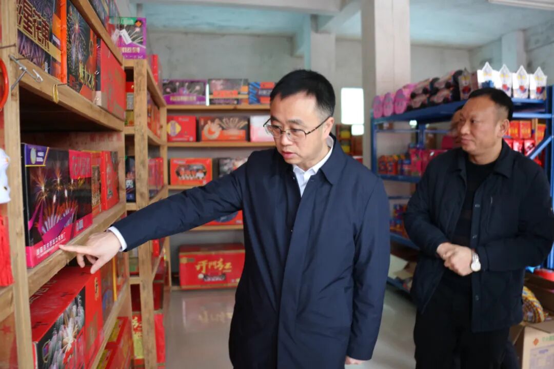 在印江客车站,秦会刚实地察看了旅客进出站口,候车