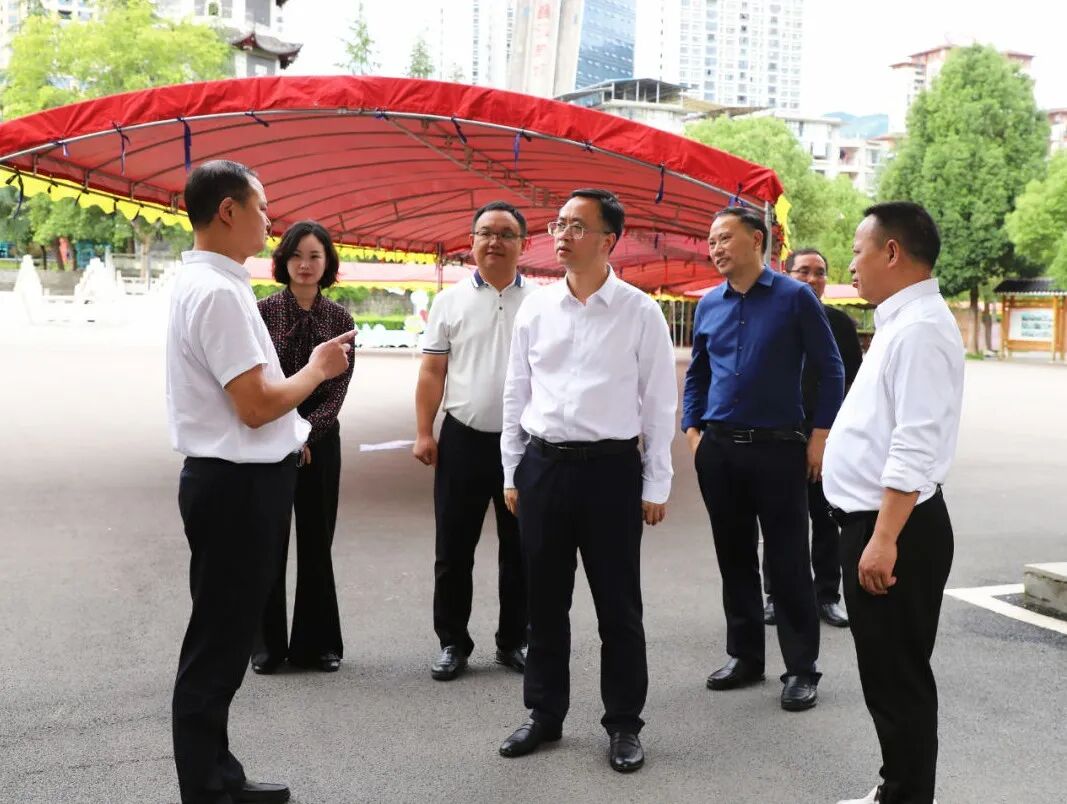 图为秦会刚在印江中学考点督导检查秦会刚先后走进印江中学,印江一中