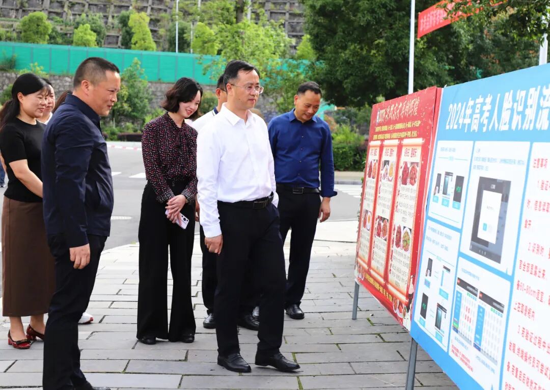 图为秦会刚在印江一中考点督导检查秦会刚要求,要压紧压实各方责任