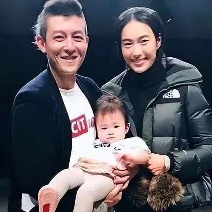 陈冠希与华谊董事长的妻子,在日本街头忘情拥吻,一时间激起了网友的重点关注!
