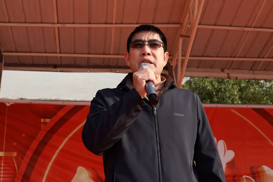 学工副校长发言21级优秀学生代表何冰鑫上台发言.