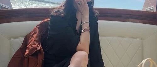 章子怡新换了卷发,看起来像年轻了20岁,在国外穿西装+半裙