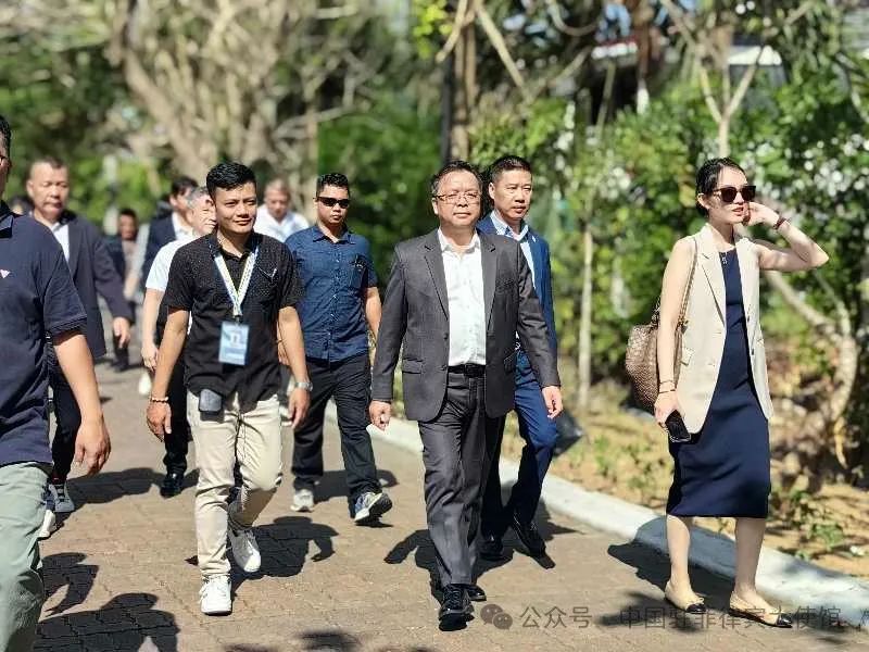 黄溪连大使访问菲律宾伊洛伊洛省