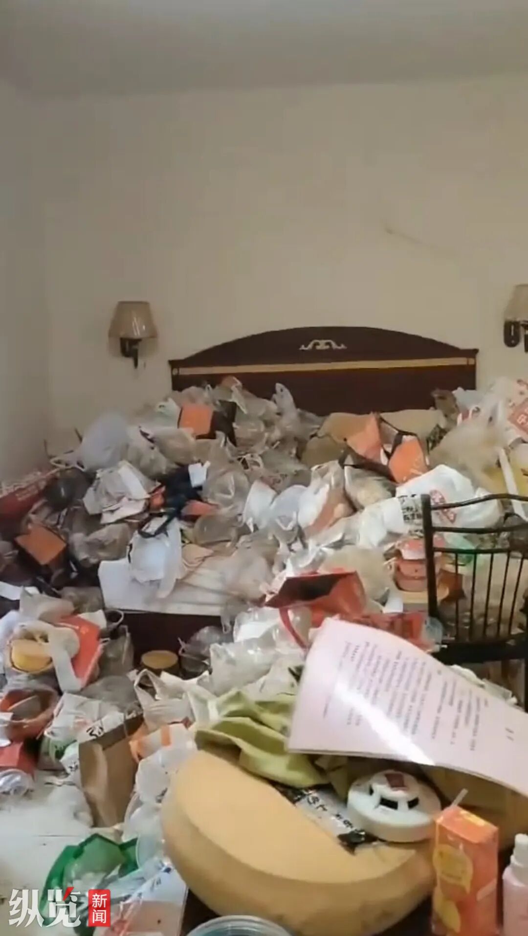 租客突然“消失”留下满屋垃圾，房主：装了40袋还没装完…