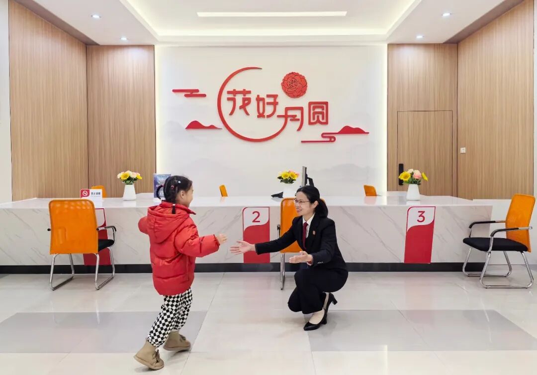花山法庭法官劝导抚养纠纷案双方当事人重修旧好，女孩满心欢喜奔向法官