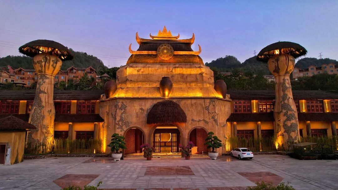 △瑶王府酒店“瑶望天下景区是政府引进丹泉集团打造的，自2018年开工以来