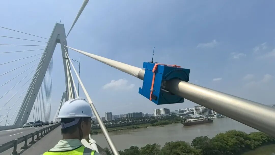 PG-17-30型爬索机器人在江门市大南沙大桥缆索检测现场