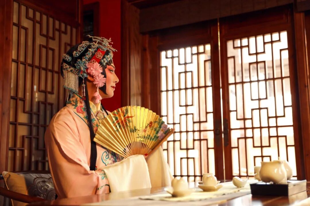 摄图网_501893601_坐在窗边的古装花旦角色_(企业商用).jpg