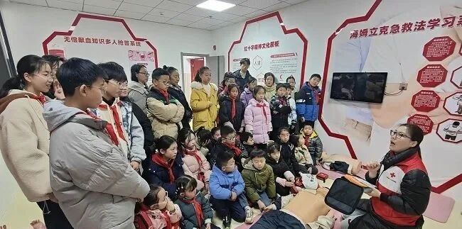 走近科学 青春自护 开启多彩寒假生活.jpg