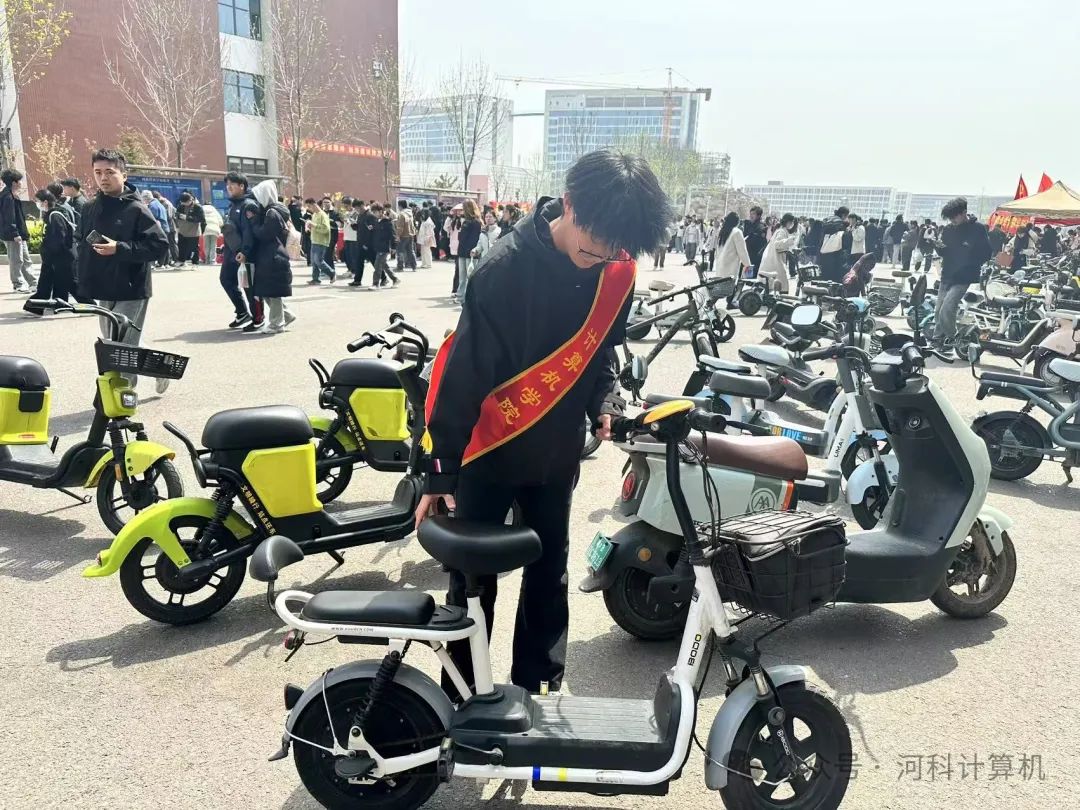 计算机学院“弯腰”践行文明风，“拾光”共筑校园梦 第 4 张