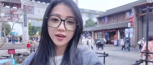 潘玮柏老婆回南京:宣云在老门东喝糖藕粥、吃桂花糕,俨然一位邻家小姐姐