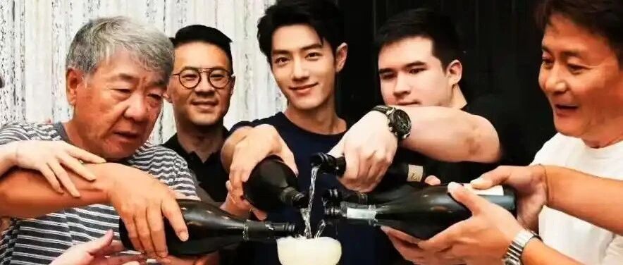 顶流溜进庆功宴！肖战比耶偷乐被抓包，藏海大人变回“肖三岁”