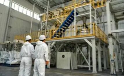 人站在建筑前

AI 生成的内容可能不正确。