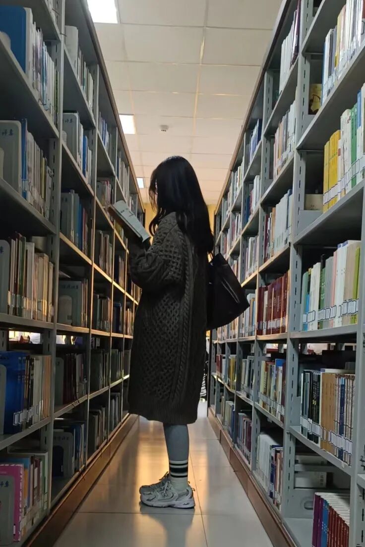 把握读书好时光时光易逝刻在每个读书人的背影上洒在书本里光照在身上