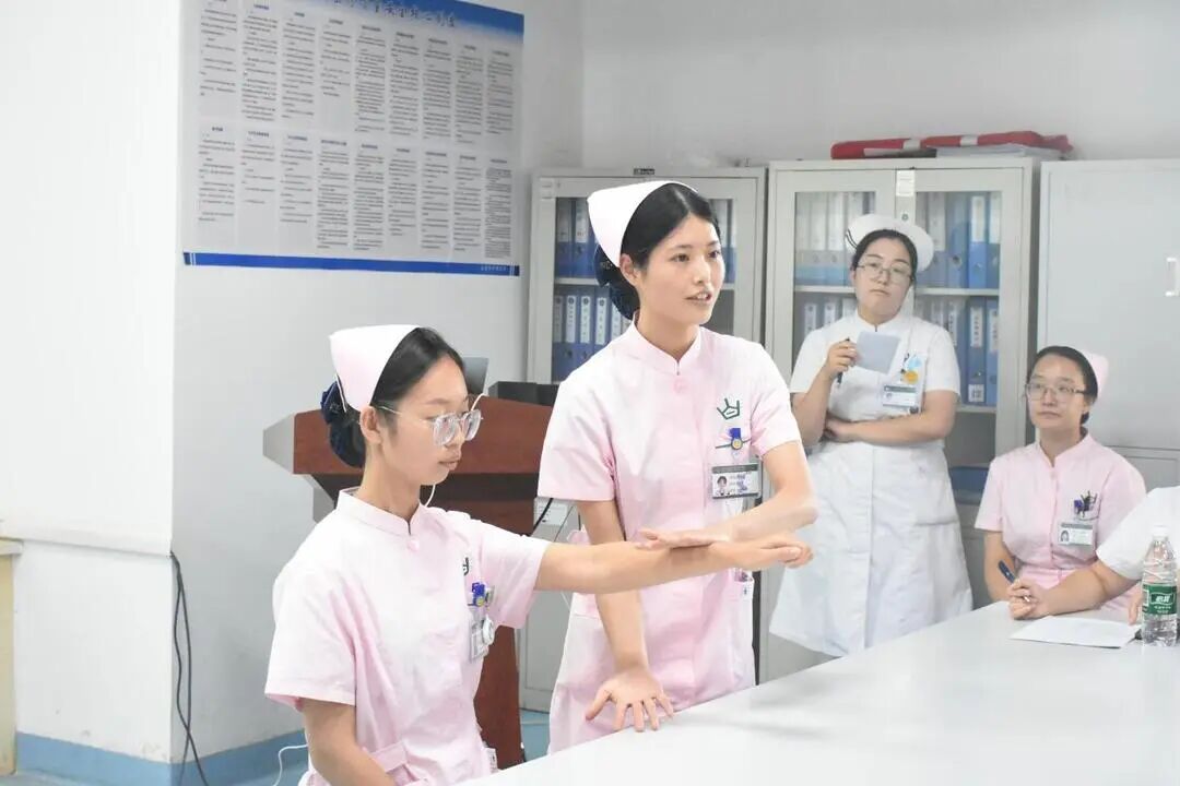 护理床旁查体怎么说【基地建设】理论实践催新知 教学相长促提升——我院外科系统开展护理实习生床旁教学查房_https://www.jmylbn.com_新闻资讯_第6张