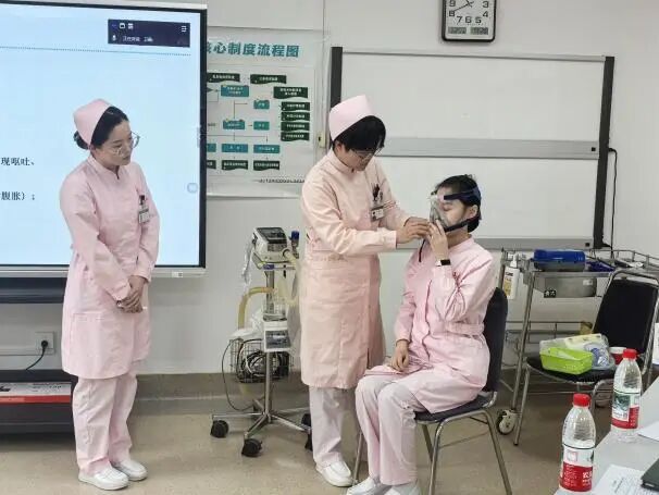 护理床旁查体怎么说【基地建设】深耕临床育英才 匠心传承谱新篇——我院呼吸与危重症医学科床旁护理教学查房纪实_https://www.jmylbn.com_新闻资讯_第4张