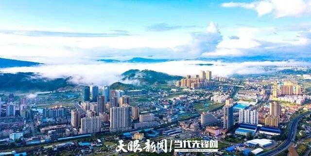 独山县城全景风从南边来,孕育出一个工业产值40亿元的特色工业园.