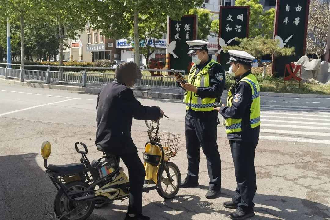 交警查不戴头盔双标