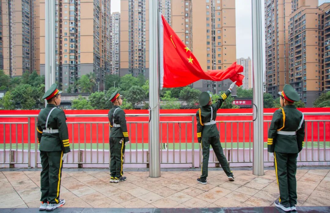 忠县香山小学六年级四班国旗下主题中队活动:红领巾心向党